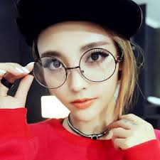 Kalau mata hitam kita menghampiri tengah cermin, ia dikategori sebagai ideal. Bingkai Cermin Fesyen 100 Gambar Barang Dan Trend Baru 2019