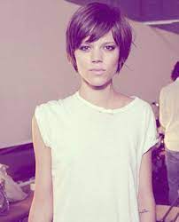 16 Heisseste Promi Kurze Frisuren Celebrity Short Hair Growing Out Short Hair Styles Short Hair Styles