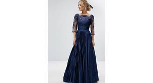 Amies qui s'amusent bien lors d'un mariage. 30 Idees De Robes Pour Se Rendre A Un Mariage En Hiver