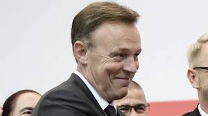 László király (látszólag) megbocsátott gyámja, cillei ulrik megöléséért. Osszeesett Es Meghalt A Bundestag Alelnok Infostart Hu