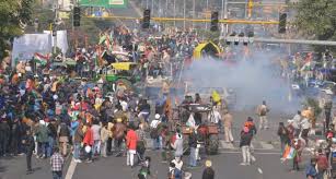 Some protesting farmers and ''nihangs'' (traditional sikh warriors) were seen entering the red fort and hoisting a flag from the staff from which the khalistan infiltration: 8njgvxatl63s8m