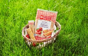Les Crepes Fourrees A La Confiture De Fraises De Plougastel Paysan Breton Confiture Fraise Crepe Fourree Confiture