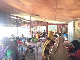 Tambahan lagi, restoran asam pedas selera kampung juga adalah salah satu kegemaran pelancong yang datang untuk mencari asam pedas melaka. Kedai Makan Kampung Melaka