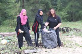 Sayangnya kini kegiatan gotong royong dan kegiatan bakti sosial ini sudah mulai ditinggalkan oleh banyak masyarakat perkotaan. Kumpul 12 Guni Sampah Dalam 2 Jam Mpp Utm Gotong Royong Bersihkan Pantai Rompin Utm Newshub