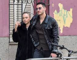 Los jóvenes actores ester expósito y alejandro speitzer se han convertido en uno de los romances más famosos de la farándula, quienes con continuidad muestran el derroche de amor que se tienen en las redes sociales, por ello siempre ha estado como inquietud, la pregunta de: Alejandro Speitzer Y Ester Exposito Disfrutan De Su Amor En La Playa Revista Cosas Mexico
