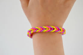 Comment faire des bracelets perle a repasser modeles comment fabriquer un bracelet en plastique bracelets élastiques en loom comment fabriquer, créer faire bracelet élastique rainbow loom avec ou sans métier à tisser.avec les doigts tuto simple et double avec crayon ou. Faire Un Bracelet Avec Des Elastiques Et Ses Doigts Maman A Tt Faire