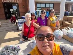 Mañana de 8 a. m. a 3 p. m. repartiremos huevos gratis, patatas, leche,  arroz y carne para familias necesitadas. En la caja pusimos paquetes de 1  libra de tocino, salchicha de