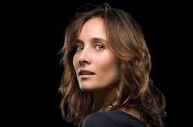 Julie de bona est devenue l'un des visages familiers du petit écran. Une Famille Formidable Tf1 Julie De Bona Remplacee Pour La Saison 15