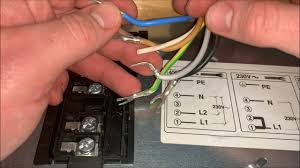 Dabei geht das wort „ceran auf eine eigene marke der firma schott aus mainz zurück. Autarkes Ceranfeld Anschliessen Kochfeld Anschliessen M Phasenprufer Kuche 400v Starkstrom Anleitung Youtube