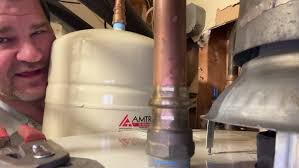 PENELOPE WALL от LAMPATRON. Светильник с изогнутым плафоном из стекла с  панцирной поверхностью.