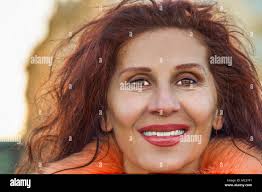Libre de beautiful smiling woman rides et léger strabisme de Venus porter  col de fourrure orange Photo Stock