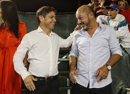 Las fotos se viralizaron en las redes sociales. De Carnaval En Ensenada Axel Kicillof Compartio Los Corsos Junto Al Intendente Secco