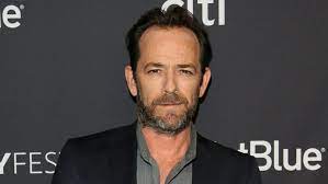 Perry era também conhecido internacionalmente pelo papel de dylan mckay na série beverly hills, 90210, traduzida em. Luke Perry Ator De Barrados No Baile Morre Aos 52 Anos Gente Nh