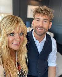 So ihr Lieben, Um 18:55 Uhr geht es los: die neue Staffel Bitte melde dich!  Diesmal unterstützt mich mein lieber Freund und Kollege René in einem  besonders emotionalen Fall. Unsere Suche