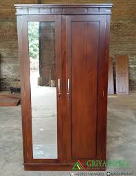 Ruang tampak lebih luas dilengkapi cermin besar. Harga Pintu Cermin Rumah