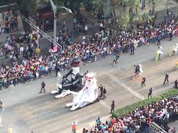 Les manifestants et les policiers font plusieurs morts. Mexico Rassemble Plus D Un Million De Spectateurs Pour La Fete Des Morts