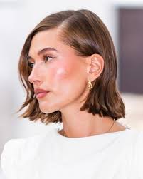 While it's often the way that darker hair transformations come hand-in-hand  with the colder months, Hailey Bieber has gone against the grain with her  latest hair colour. The model has embraced a