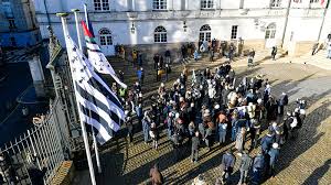 Votre drapeau breton en vente sur flagsonline.fr. Le Drapeau Breton Flotte Sur La Mairie De Nantes