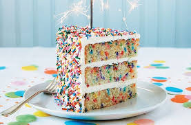Pezzo Di Torta Con Strati Colorati Torte Di Compleanno Semplici Con Crema B Torte Di Compleanno Per Bambini Torte Di Compleanno Torta Di Compleanno Arcobaleno