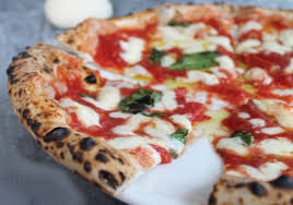 La margherita, composée de tomates, mozzarelle et basilic, aux couleurs rouge, blanc et vert du drapeau italien… c'est un pizzaïolo napolitain, un certain raffaelle, qui a créé la célèbre pizza margherita en l'honneur de la reine marguerite de savoie (reine d'italie de 1878 à 1900), explique à l'afp. Pizza Margherita Cuisine Italienne