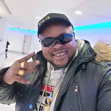 Compliment of the season 🎄 a season of love and peace i hope you find  peace in this period and always remember you are valued always❤️ All love  from Brad Pitt 🥰