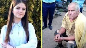 Suspectul a fost constant escortat de doi polițiști. Crima De La Caracal Gheorghe DincÄƒ A Fost Dus Din Nou AcasÄƒ AstÄƒzi Are Loc Reconstituirea Uciderii Alexandrei Ue Externe Unimedia