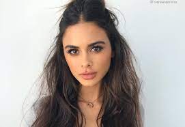 If you have round to square face shape. Top 12 Long Hairstyles For Oval Faces In 2021