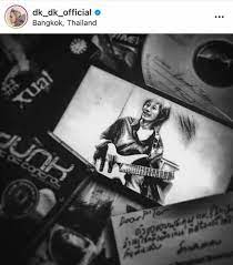 แฟนเพลงยุค 90 เศร้า ข่าวการสูญเสีย โปรดิวเซอร์ ต้อ กุลวัฒน์ พรหมสถิต นักร้องเจ้าของเพลงดังยุค 90 ไม่บังเอิญ ในวัย 55 ปี ที่เสียชีวิตในบ้านพัก. Lp6dfblolcuhom
