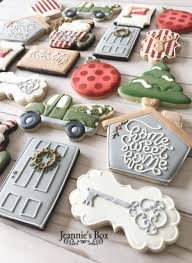 When you use a pastry bag (plus a tip) with a thick frosting, you have way. Christmas Cupcakes Cheesecake Cupcakes Gorgeous Cupcakes Octonauts Cupcake Traditional Christmas Cookies Christmas Sugar Cookies Christmas Cookies Decorated