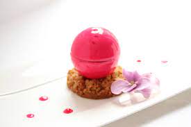Kugel Mousse Vom Hibiskus Mit Einem Herz Aus Weisser Schokolade Virginie Basselot Cbeau Cbon