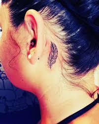 Tatouage infini plume tatouage plume femme symbole tatouage tatouage discret dessin tatouage tatouages infini tatouage ecriture femme tatou. Tatouage Plume Derriere Loreille Prix Gallery
