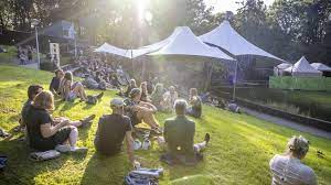 Donselaar tenten in woudenberg, verhuurder van onder meer festivaltenten, opende daarom met al het personeel op symbolische wijze het festivalseizoen. Sqd7md0opa Pom