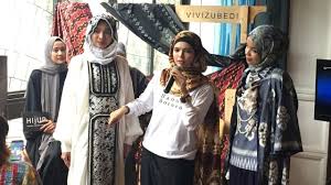 Maybe you would like to learn more about one of these? Vivi Zubedi Kenalkan Kain Sasirangan Pagatan Di Panggung Nyfw 2018 Kumparan Com