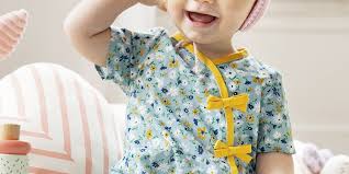 Couture Bebe Patron Gratuit Pour Coudre Une Barboteuse Marie Claire Ces grenouillères incroyablement abordables et adorables et survêtements de loisir sont parfaites à porter tout l'été ! patron gratuit pour coudre une