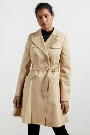 Das schlichte design wird durch liebevolle details, wie den bindegürtel und einen umlegekragen, schön abgerundet. Kaufen Sie Ted Baker Molson Trenchcoat Mit Schosschen Bei Next Deutschland