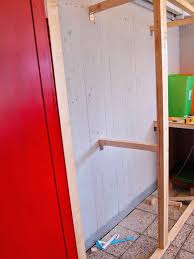 Costruirlo o comprarlo già assemblato.nei prossimi paragrafi entreremo nel dettaglio di questa scelta, ma per adesso focalizziamoci sull'alternativa della costruzione, ipotizzando un armadio a muro dal costo minimo ma che rispetti i canoni di. Armadio Da Esterno Fai Da Te Costruzione Passo Passo Costruire Armadi