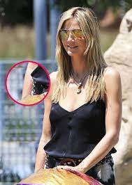 Klum's tattoo commemorating her vow renewal with seal is located on her inner right arm. Heidi Klum Lasst Tattoo Entfernen