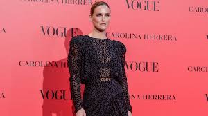 Israeli supermodel bar refaeli was notified on thursday that she would be facing an indictment for a series of tax evasion offenses, including money laundering. Eine Kartoffel Bar Refaeli Treibt Mit Babykugel Im Wasser Promiflash De