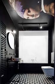 A variety of materials is used for constructing ceilings in a home. Zwarte Badkamer Met Beroemd Kunstwerk Aan Plafond Inrichting Huis Com Ceiling Material Bathroom Ceiling Bathroom Inspiration
