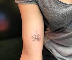 Thinking Of Getting Inked Here S Our Round Up Of The Best Tattoo Ideas From Big And Bold To Small And Delicate Lotusblume Tattoo Feine Linien Tattoos Innenarm Tatowierungen