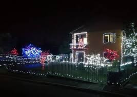 Natale mi piace, mi piace addobbare la casa, mi piace fare i biglietti di auguri, prendere regali, ricevere regali, vedere le case illuminate con le lucette!!! Ventottomila Lucine Per Rendere Piu Bello Il Natale Di Casciago