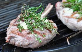 Gegrillte Kalbskoteletts Sind Eine Echte Delikatesse Zartrosa Und Saftiges Kalbfleisch Mit Krautern Mariniert Schmeckt Mit Bildern Kalbskotelett Lebensmittel Essen Essen