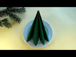 Um ganz ohne anstrengung die weihnachtsdeko selber zu machen, kann man einfach papierservietten mit schönem weihnachtsmuster nehmen und diese schlicht auf die teller. Servietten Falten Einfach Doppelte Faltung Schnelle Tischdeko Selber Machen Weihnachten Youtube