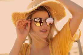 Imágenes de Sarışın güneş gözlüklü libres de derechos