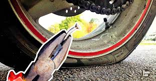 Setelah bawa ke bengkel yang tidak jauh dari tempat tayar kereta saya bocor, mekanik terus mengisi angin ke dalam tayar dan mengesan kebocoran melalui angin yang keluar menggunakan tangan. Apanakbuat Tanda Awal Tayar Motor Bocor Tertusuk Paku Dan Apa Perlu Dilakukan