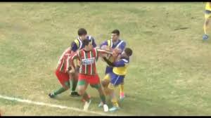 Médicos dos dois clubes fizeram os primeiros socorros ainda em campo, antes do jogador ser encaminhado ao o hospital especialista. Jogador Morre Apos Agressao Em Campo Youtube