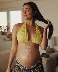 Angie costa is an actress, known for bem me quer (2020), escola dos youtubers ep3 magia de natal (2018) and sou menino para ir (2018). Angie Costa Mostra Barriguinha De Gravida Na Praia