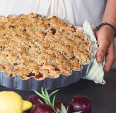 Die Foodtruckerin Rezept Fur Pflaumen Pie Mit Rosmarin Streuseln Welt Rezepte Lebensmittel Essen Essen