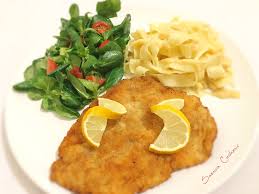 Panierte Hahnchenschnitzel Mit Bandnudeln Feldsalat Schnitzel Salat Nudeln Rahmsauce Hahnchen Schnitzel Hahnchenschnitzel Einfache Gerichte