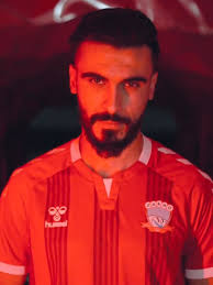 #نووکرن بۆ بەرەڤانیکرن ژ درێسێ سور و سپی،شڤان جەمیل هەڤبەستا خوە بۆ وەرزێ  2025-2026 دگەل کورێن خابیری نوو کر. #تجديد لتعزيز صفوف الفريق الأحمر  والأبيض، جدد شفان جميل عقده مع أبناء الخابور لموسم ...